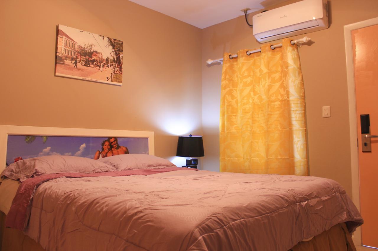 Hibiscus Inn Hotel แนสซอ ภายนอก รูปภาพ